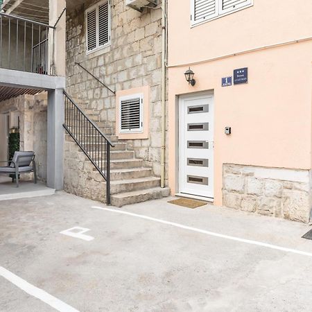 Kaštela Heritage Apartman Geza In Centar With Private Parking מראה חיצוני תמונה
