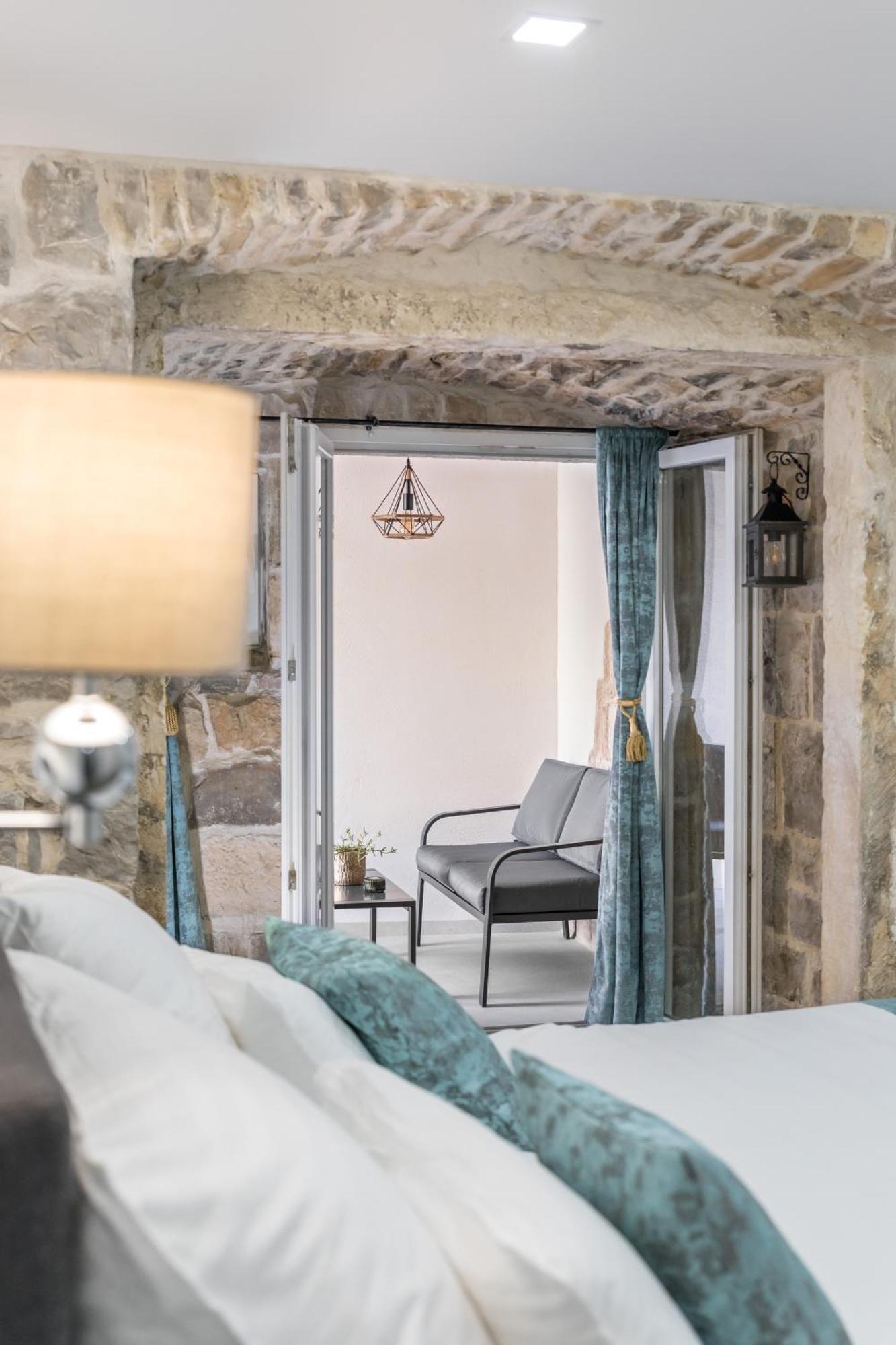 Kaštela Heritage Apartman Geza In Centar With Private Parking מראה חיצוני תמונה