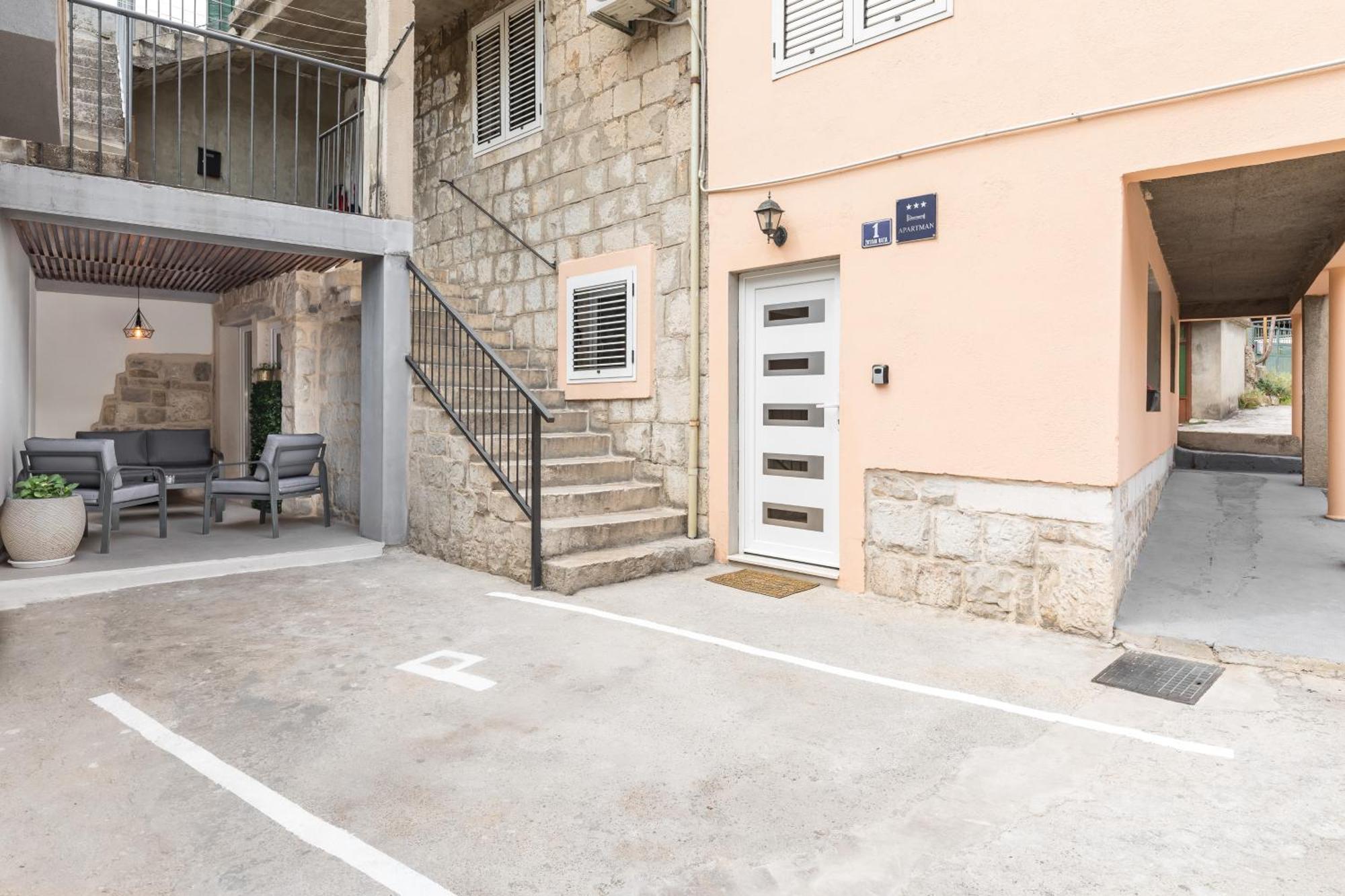 Kaštela Heritage Apartman Geza In Centar With Private Parking מראה חיצוני תמונה