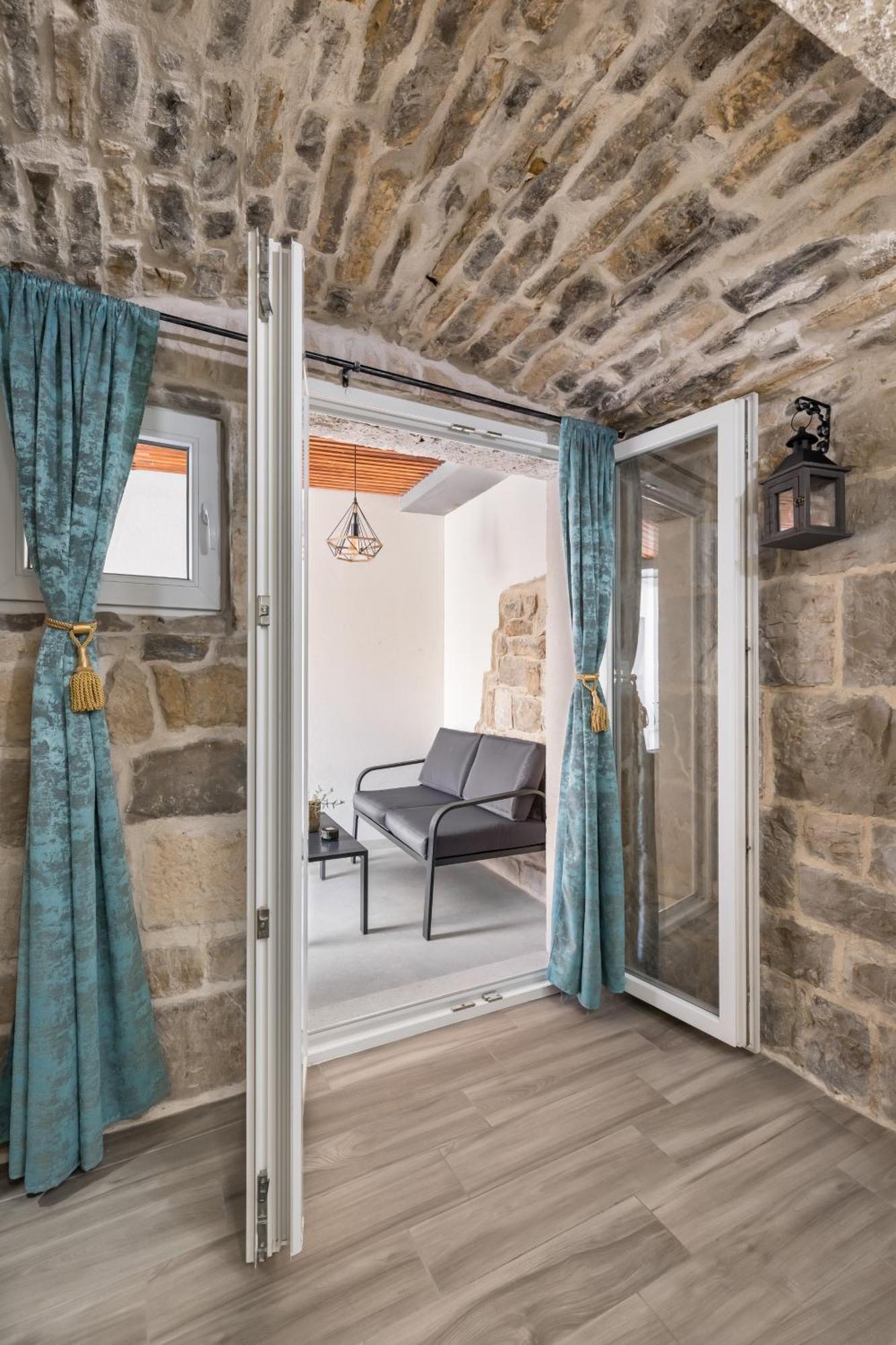 Kaštela Heritage Apartman Geza In Centar With Private Parking מראה חיצוני תמונה