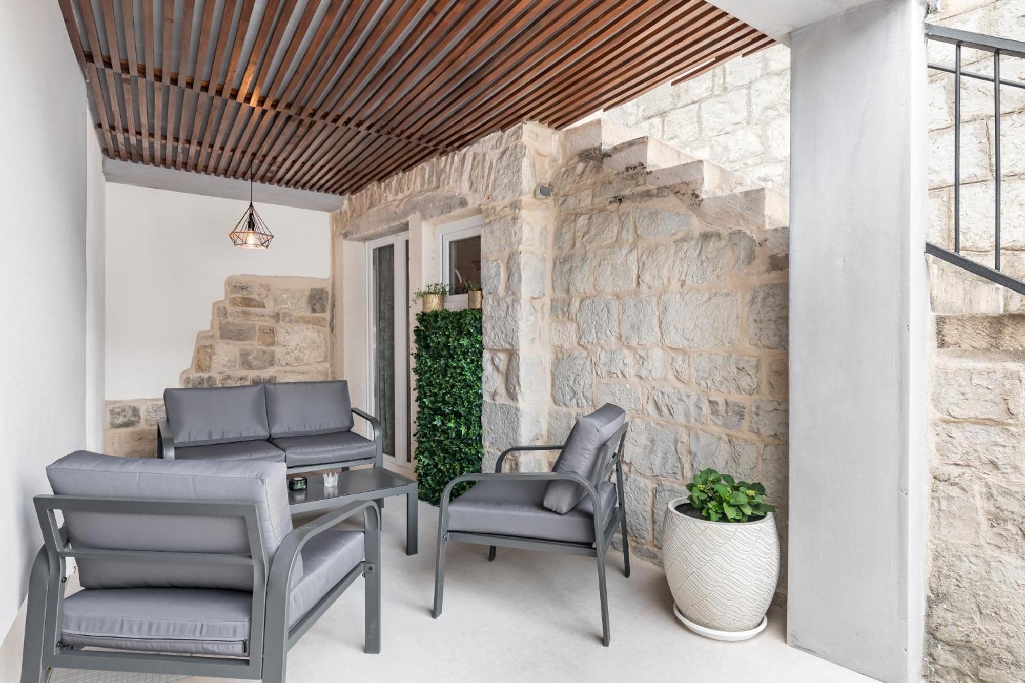 Kaštela Heritage Apartman Geza In Centar With Private Parking מראה חיצוני תמונה