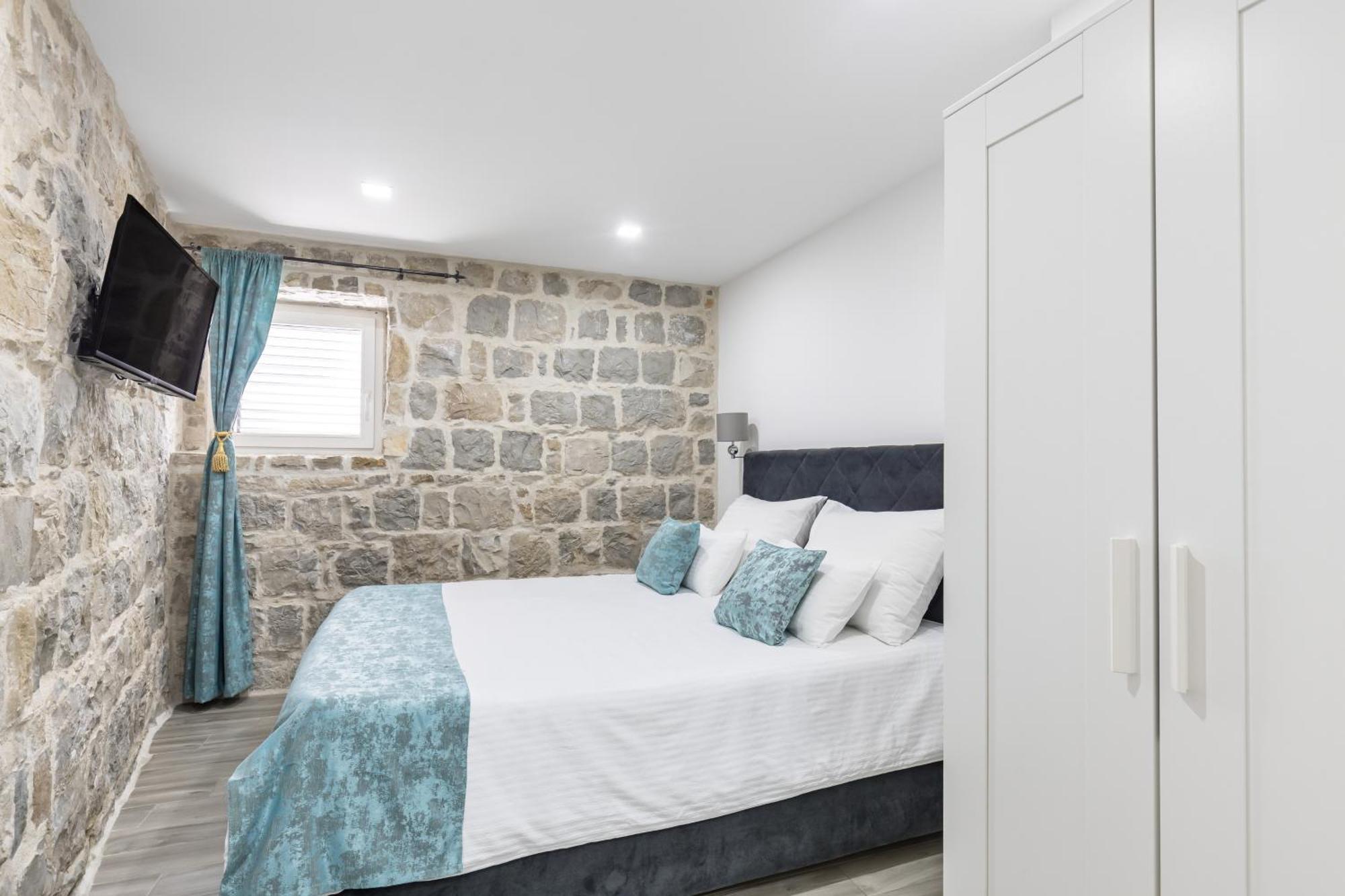 Kaštela Heritage Apartman Geza In Centar With Private Parking מראה חיצוני תמונה