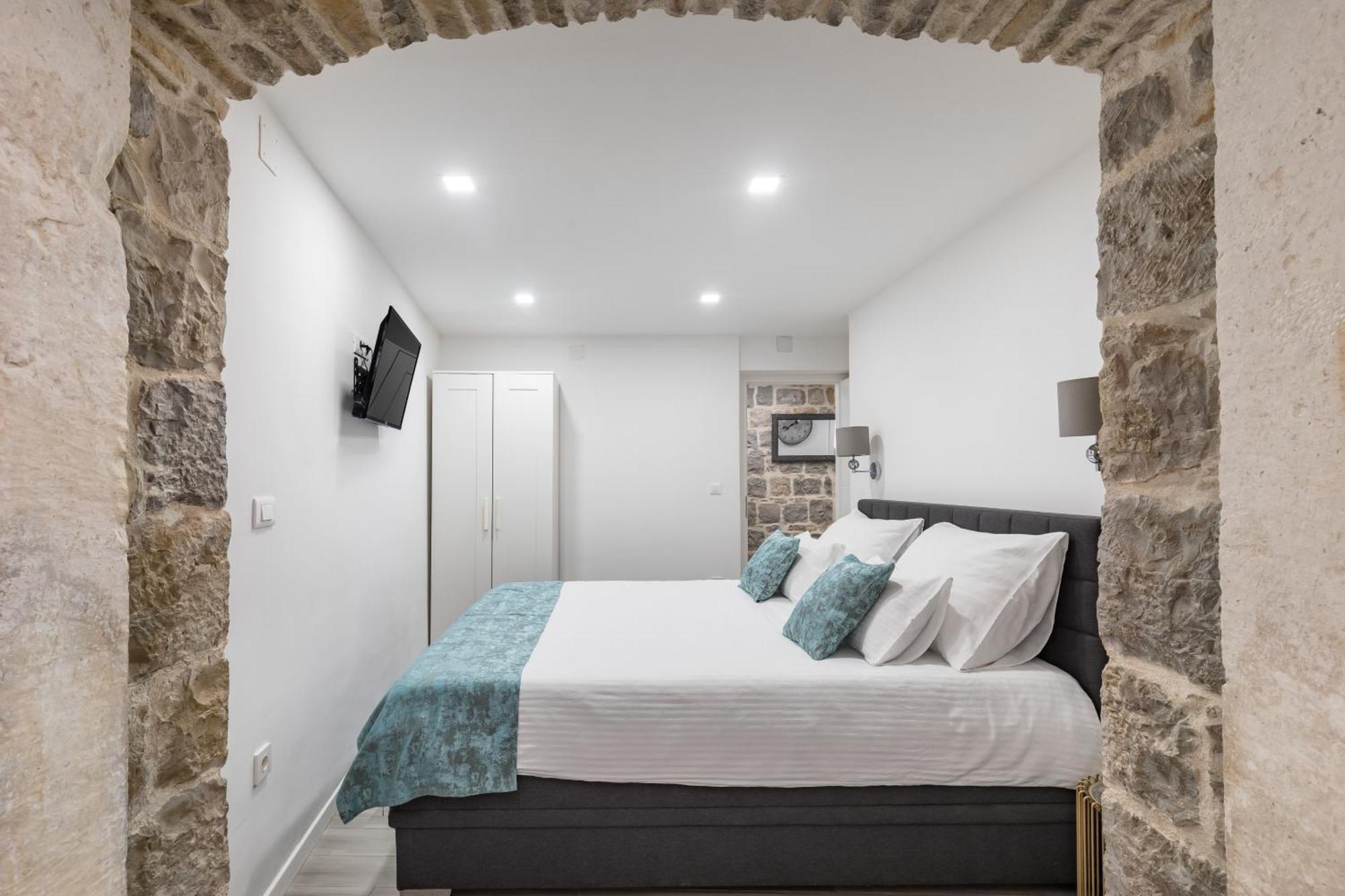 Kaštela Heritage Apartman Geza In Centar With Private Parking מראה חיצוני תמונה