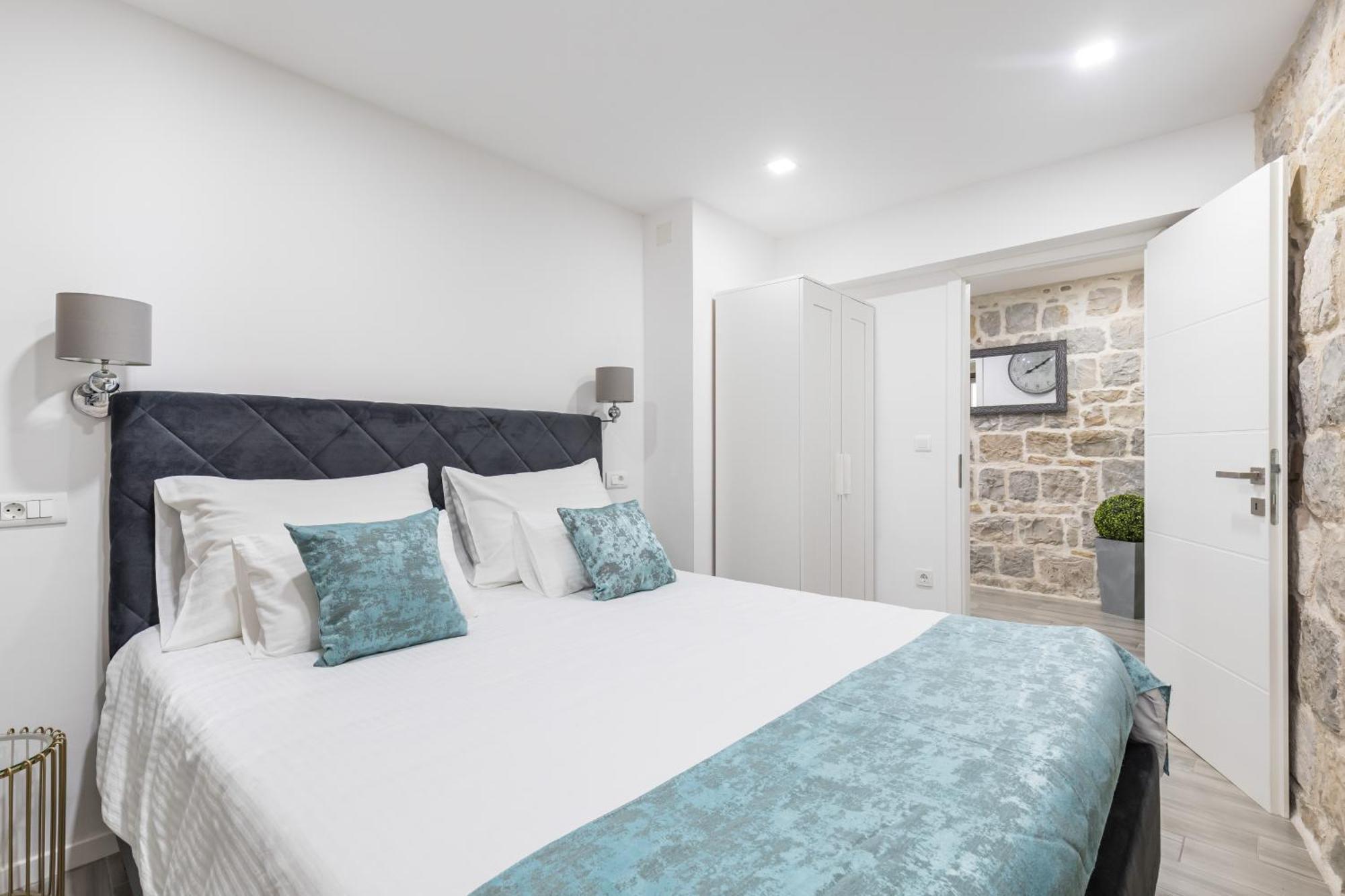 Kaštela Heritage Apartman Geza In Centar With Private Parking מראה חיצוני תמונה