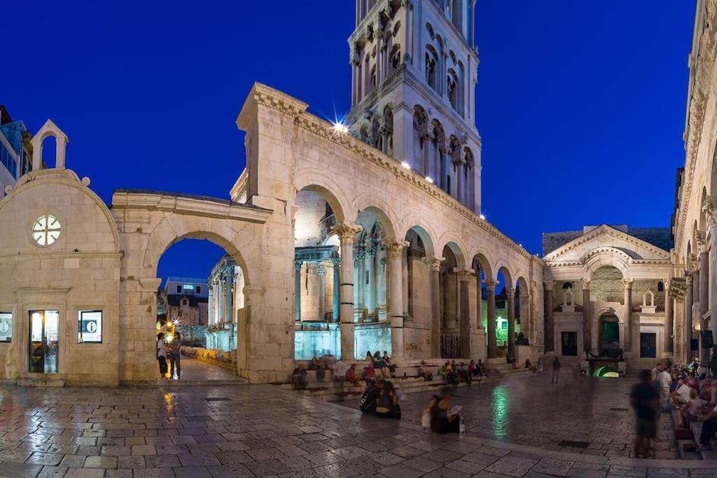 Kaštela Heritage Apartman Geza In Centar With Private Parking מראה חיצוני תמונה