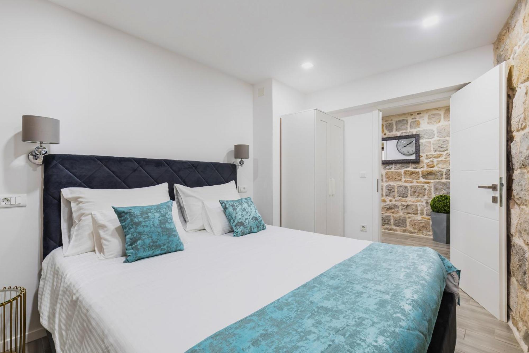 Kaštela Heritage Apartman Geza In Centar With Private Parking מראה חיצוני תמונה