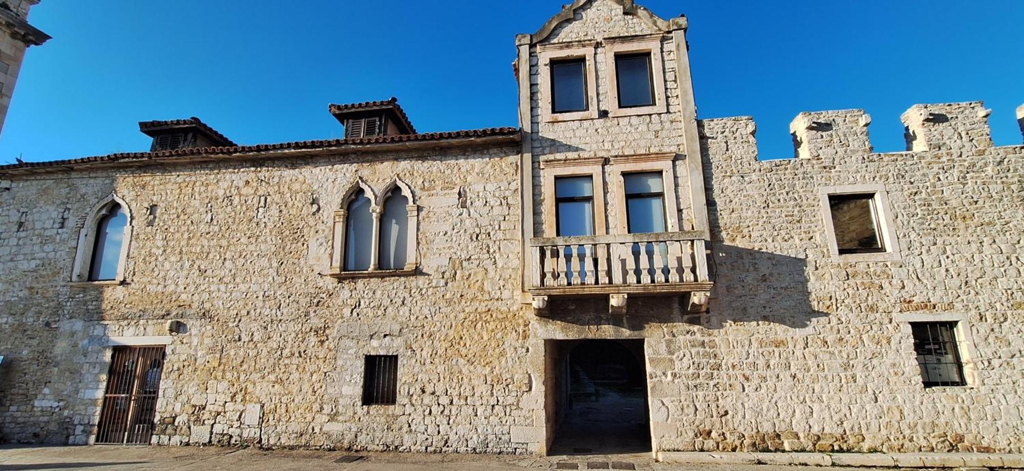 Kaštela Heritage Apartman Geza In Centar With Private Parking מראה חיצוני תמונה